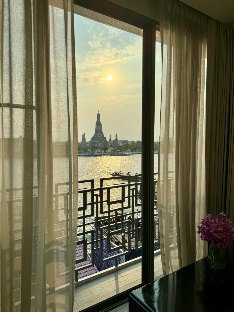 Blick aus dem Hotel Riva Arun Bangkok auf das Wat Arun