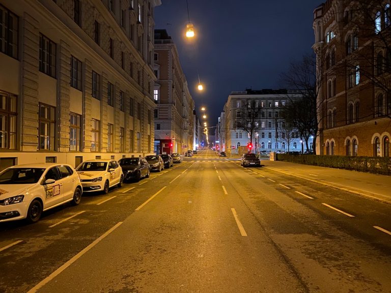 Menschenleere Straße in Wien am 21.3.2020 während der Coronapandemie