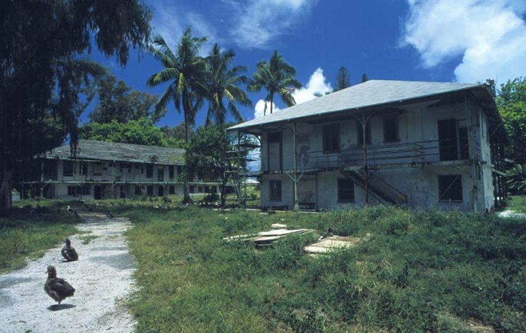 Gebäude am Midway-Atoll - Foto: U.S. Fish and Wildlife Service.